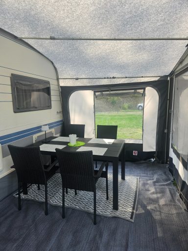 "Holly" Essecke im Vorzelt