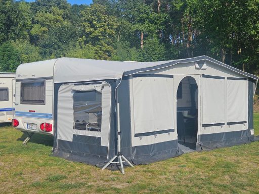 "Holly" Platz mit Vorzelt